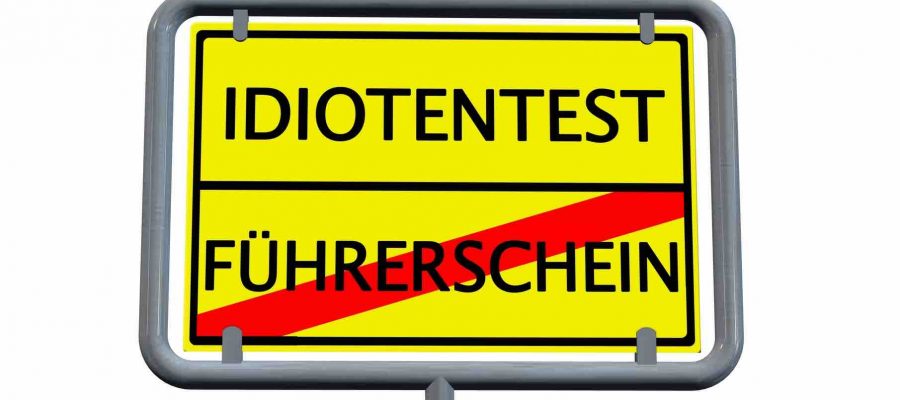 Schild wo drauf steht Idiotentest und Führerschein, Wort Führerschein ist durchgestrichen