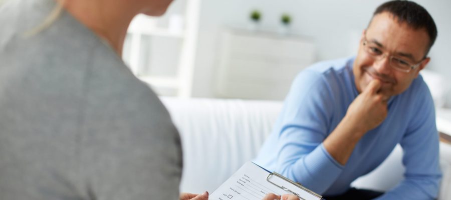 MPU Therapeutin sitzt mit Klienten auf dem Sofa